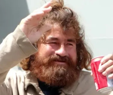 Pescador é processado após sobreviver 14 meses à deriva no mar - Imagem