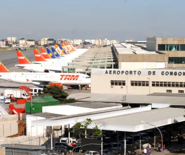 Pipas interditam operações e desviam voos no Aeroporto de Congonhas - Imagem