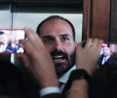 Polícia Federal dá ultimato a Eduardo Bolsonaro após mandato cassado - Imagem