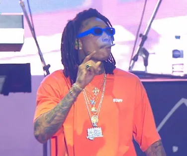 Rapper famoso é condenado por fumar maconha durante show - Imagem