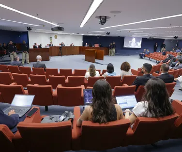 STF forma maioria para condenar PMs do DF a 16 anos pelo 8 de janeiro - Imagem