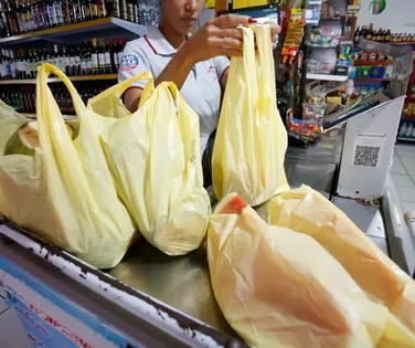 STF rejeita recurso e mantém lei das sacolas plásticas em Salvador - Imagem