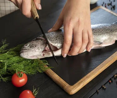 Sem bagunça: descubra o truque que limpa peixe em segundos - Imagem