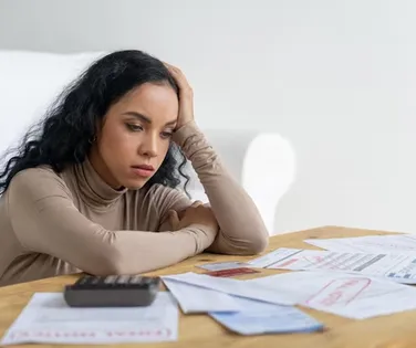 Tá devendo? Nova lei pode bloquear seu cartão e sua conta bancária - Imagem