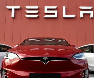 Tesla tropeça em 2025 e perde liderança para rival chinesa BYD - Imagem