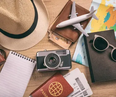 Vai viajar? Vacinas, alimentação e cuidados básicos podem evitar problemas - Imagem