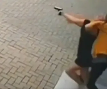 Vídeo: mulher reage a assalto à mão armada e troca tiros com bandidos - Imagem