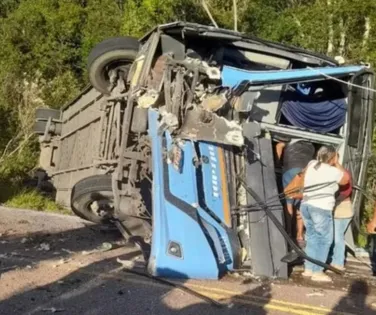 Acidente entre ônibus e caminhão deixa dois mortos e 22 feridos na Bahia - Imagem
