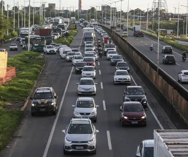 Acidente na BR-324 deixa motorista gravemente ferido e preso às ferragens - Imagem