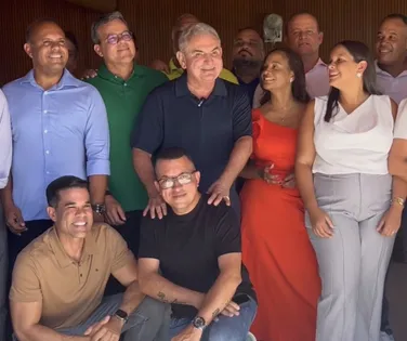 Afago ao aliado e cadeiras vazias: almoço de Coronel com vereadores - Imagem