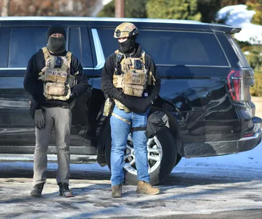 Após mortes e protestos, agentes do ICE usarão câmeras corporais - Imagem