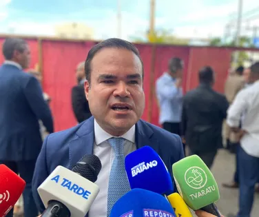 “Apunhalado pelas costas”, diz Cacá Leão após saída de Coronel do PSD - Imagem