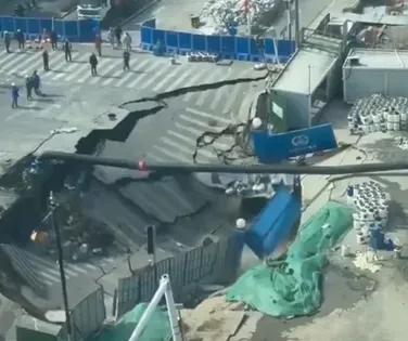 Avenida desaba e cratera gigante "engole" canteiro de obras - Imagem