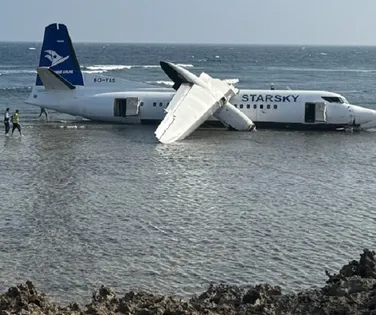 Avião em pane sai da pista e para a metros do mar - Imagem
