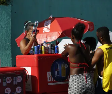 Beber ou não no Carnaval? Foliões revelam o “segredo” para aguentar - Imagem