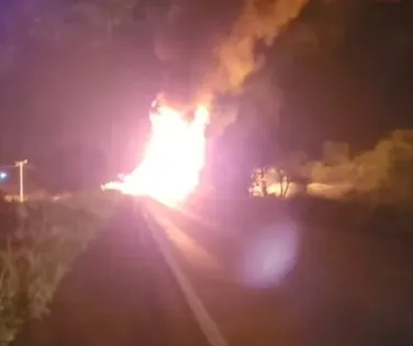 Caminhão que transportava combustível pega fogo na BR-324 - Imagem