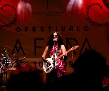 Cantora Andrezza faz show gratuito e celebra novos caminhos musicais - Imagem