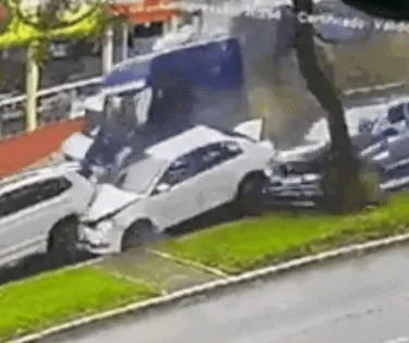 Carreta desgovernada atinge vários veículos; dez pessoas ficam feridas - Imagem