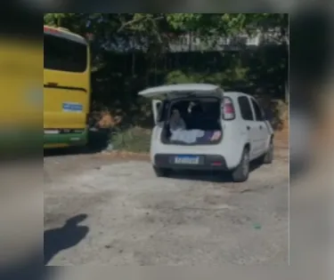 Corpos com mãos amarradas são encontrados dentro de carro em Salvador - Imagem