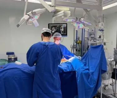 Criança paraplégica pode voltar a andar após cirurgia inédita - Imagem