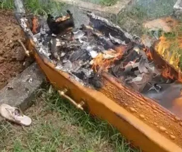 Criminosos invadem cemitério e ateiam fogo em caixão de rival na Bahia - Imagem