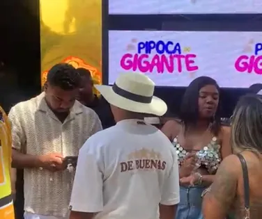 Davi e Raquel Brito curtem pipoca de Léo Santana no trio - Imagem