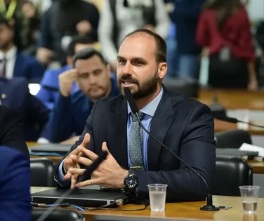Eduardo Bolsonaro vira alvo de processo na Polícia Federal; entenda - Imagem