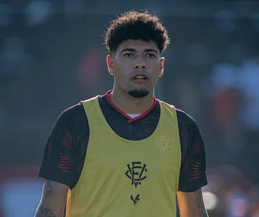 Emprestado para time da Série B, volante renova contrato com o Vitória - Imagem