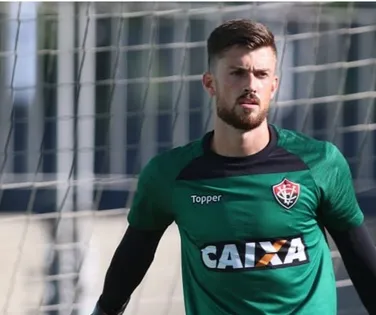 Ex-goleiro do Vitória marcado por Ba-Vi sofre gol do meio-campo - Imagem
