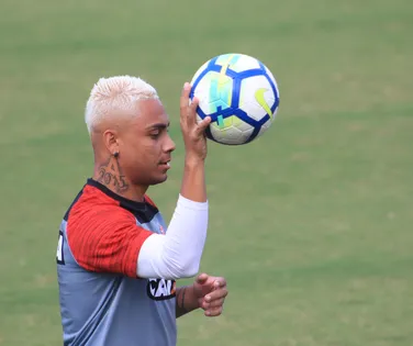 Ex-lateral do Vitória é preso após briga e desacato no Carnaval - Imagem