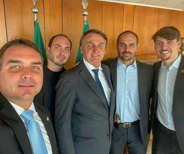 Flávio Bolsonaro diz que irmão pode ser candidato a deputado federal - Imagem