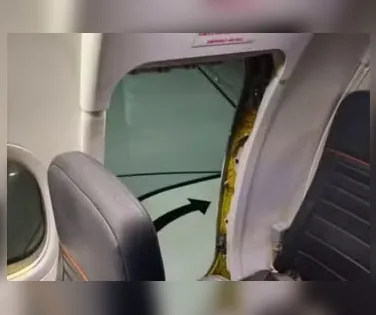 Homem é retirado de avião após quebrar saída de emergência - Imagem