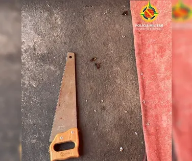 Homem tenta matar mãe com serrote e acaba preso - Imagem