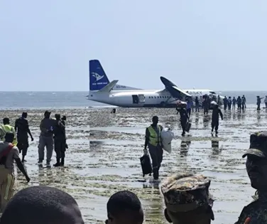 Imagens mostram evacuação de passageiros após queda de avião - Imagem