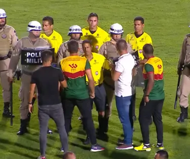 Juazeirense reclama de arbitragem após sofrer goleada do Vitória - Imagem