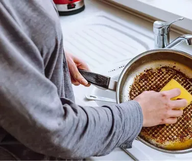 Limpar a frigideira com sal e batata funciona? Saiba a verdade - Imagem