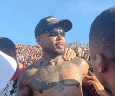 Livre no mercado, Marinho assiste ao Ba-Vi junto com a TUI no Barradão - Imagem