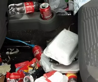 Lixo dentro do carro pode render multa de mais de R$ 2 mil e até prisão - Imagem