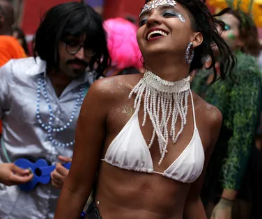 Maquiagem de Carnaval: dermatologista alerta para os perigos à pele - Imagem