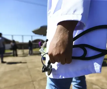 MEC cancela edital e barra criação de novos cursos de medicina - Imagem