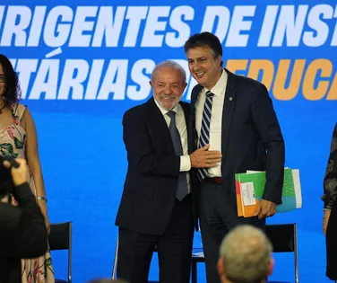 Ministro anuncia saída do governo Lula para ajudar reeleição de aliado - Imagem