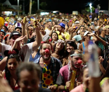 Palhaços do Rio Vermelho colorem Salvador com desfile de pré-Carnaval - Imagem