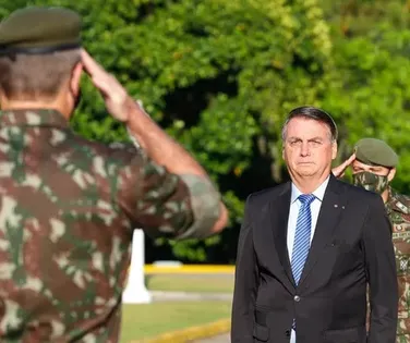 Perda de salário e presídio comum: o que Bolsonaro perde com expulsão do Exército - Imagem