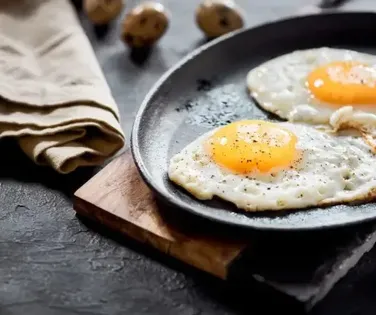 Por que colocar leite na frigideira ao fritar ovos? Entenda truque simples - Imagem
