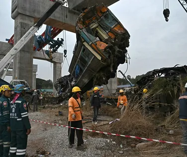 Queda de guindaste sobre trem deixa ao menos 28 mortos e 64 feridos - Imagem