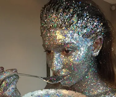 Saiba como brilhar com glitter no Carnaval e manter a pele protegida - Imagem