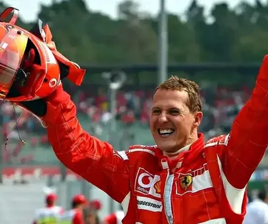 Schumacher saiu da cama? Jornal aponta melhora do ex-piloto - Imagem