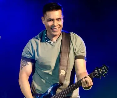 Vocalista da banda Chicabana fica ferido após carro capotar na Bahia - Imagem