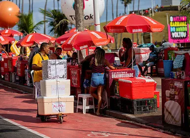 Ambulantes terão proteção extra no Carnaval de Salvador; entenda - Imagem
