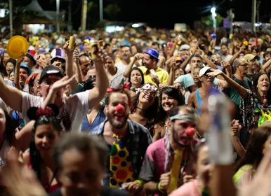 Palhaços do Rio Vermelho colorem Salvador com desfile de pré-Carnaval - Imagem